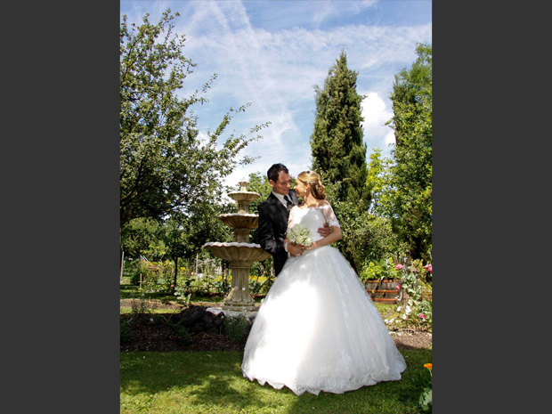 Hochzeitspaar-im-Garten-Ihringen